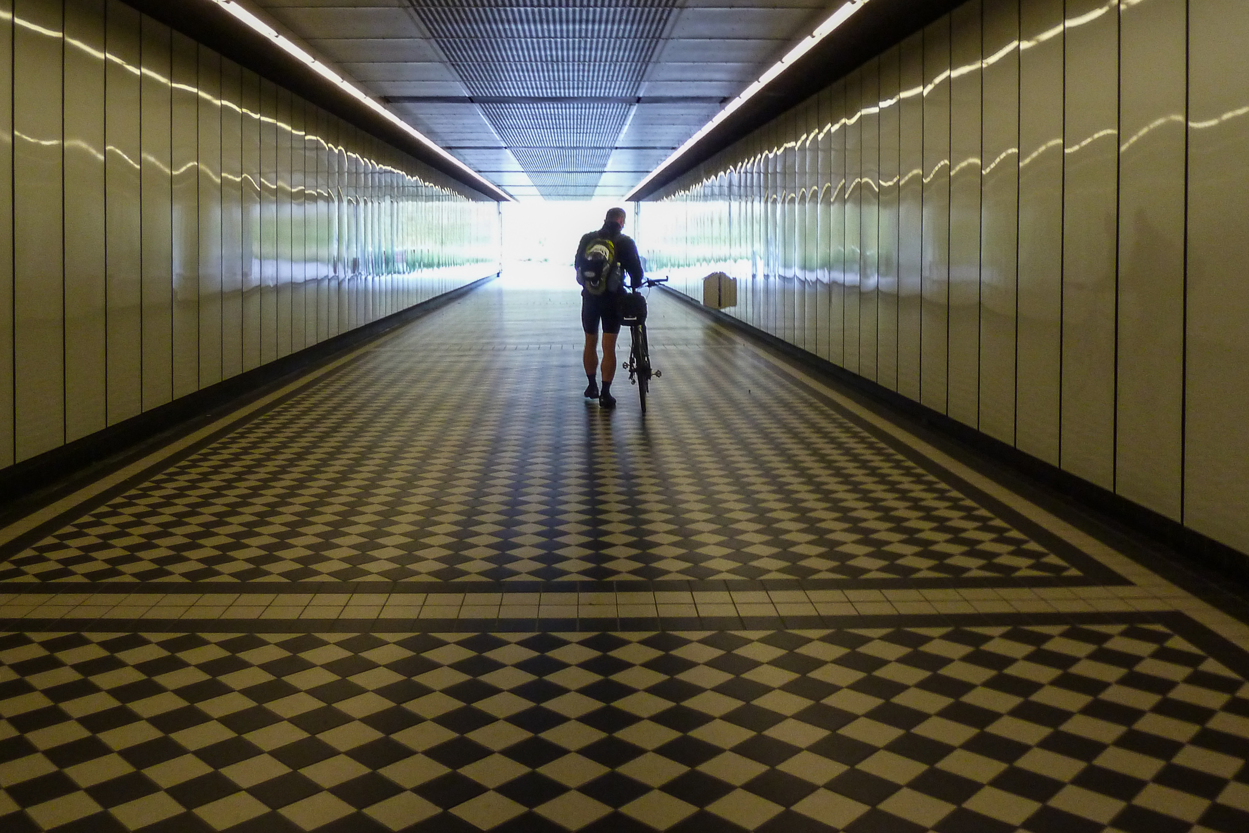 Durch die gekachelte Bahnhofsunterführung